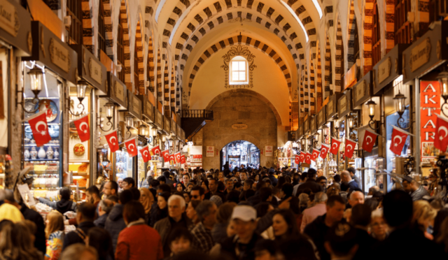 İstanbul Kapalı Çarşı: Tarihin Kalbinde Bir Alışveriş Cenneti