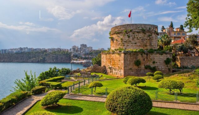 Antalya’nın Büyüleyici Cazibesi: Tarih, Doğa ve Kültür