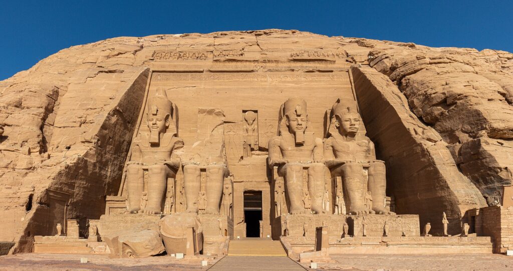 Abu Simbel'de II. Ramses tapınağının kolosal heykelleri