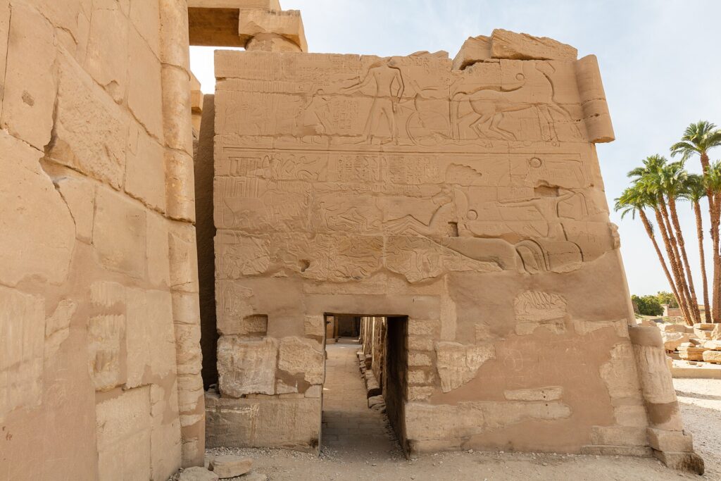 Karnak Tapınağı'nda firavun zafer sahnelerini gösteren kabartmalar