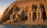 Abu Simbel Büyük Tapınağı’nın dört dev oturan heykelli kaya cephesi gün doğumunda, temsili görsel