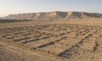 Tell el-Amarna’da Akhenaton’un kurdurduğu kentin kerpiç temelleri ve doğudaki kayalıklar, temsili görsel