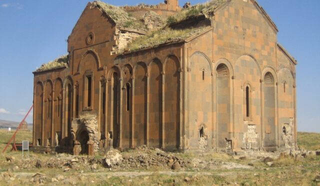 Ani Harabeleri’ndeki kubbesi yıkılmış Ani Katedrali (Fethiye Camii)