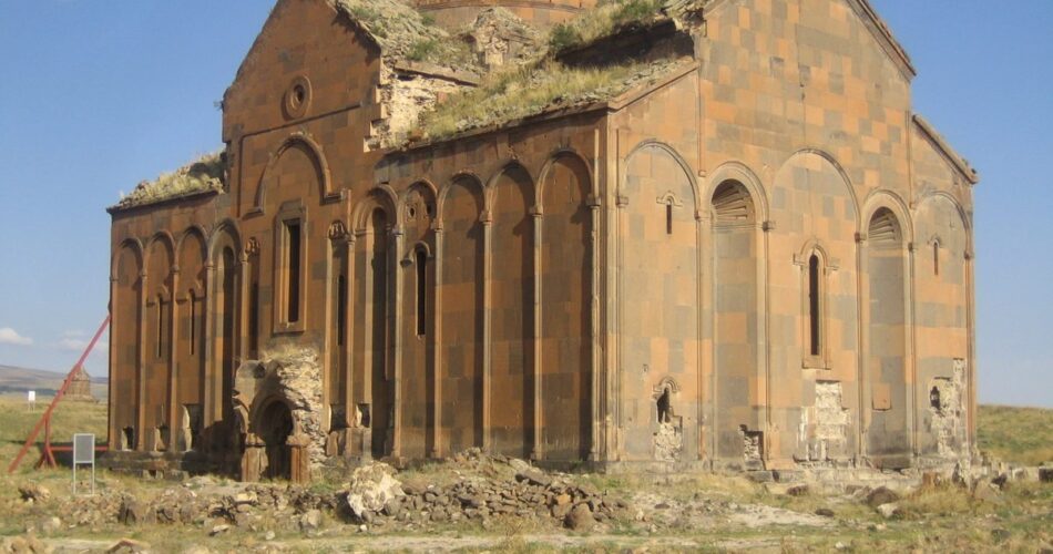 Ani Harabeleri’ndeki kubbesi yıkılmış Ani Katedrali (Fethiye Camii)
