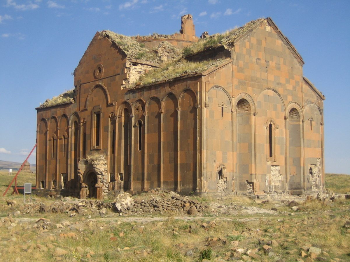 Ani Harabeleri’ndeki kubbesi yıkılmış Ani Katedrali (Fethiye Camii)