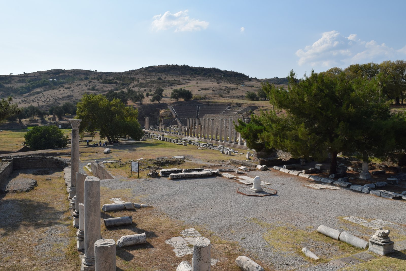 Bergama Asklepion kutsal alanındaki sütunlu avlu kalıntıları