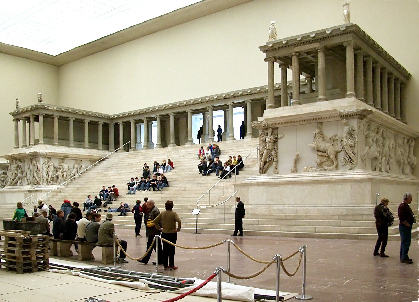 Berlin Pergamonmuseum'da sergilenen Bergama Büyük Sunağı