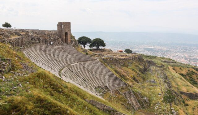 Bergama akropolündeki dik antik tiyatronun oturma basamakları
