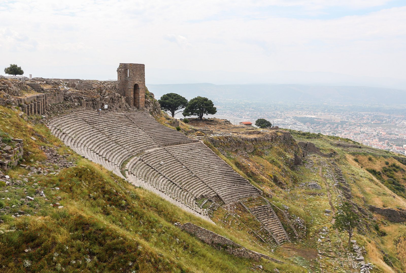 Bergama akropolündeki dik antik tiyatronun oturma basamakları