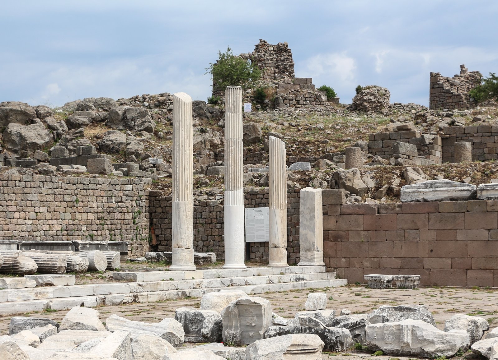 Bergama akropolündeki Trajanus Tapınağı'nın sütunlu cephesi