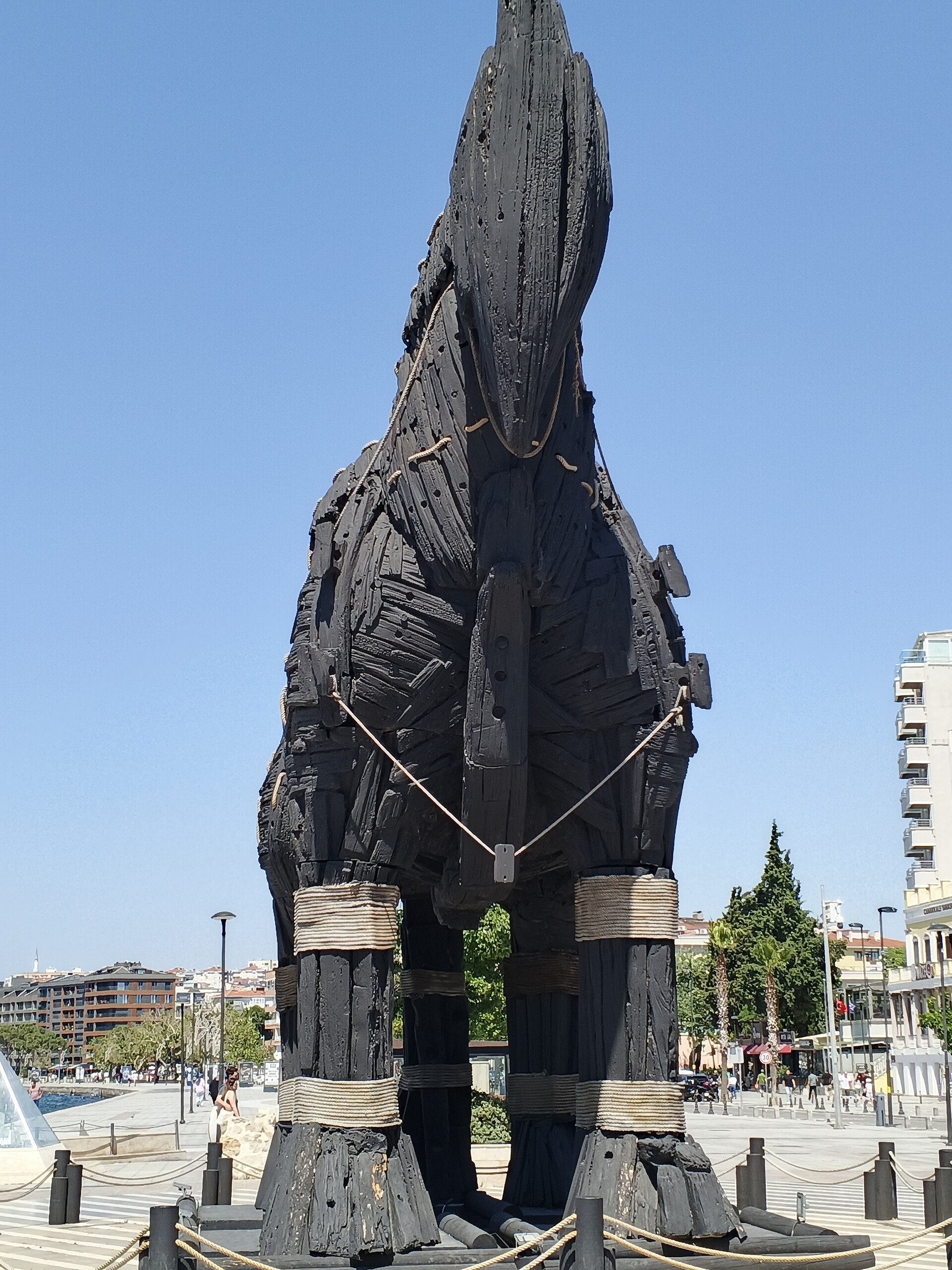Çanakkale sahilinde Troy filminden kalan tahta at
