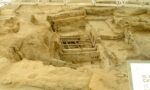 Çatalhöyük Doğu Höyüğü'nde koruma çatısı altındaki Neolitik kazı alanı
