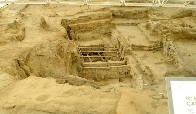 Çatalhöyük Doğu Höyüğü'nde koruma çatısı altındaki Neolitik kazı alanı