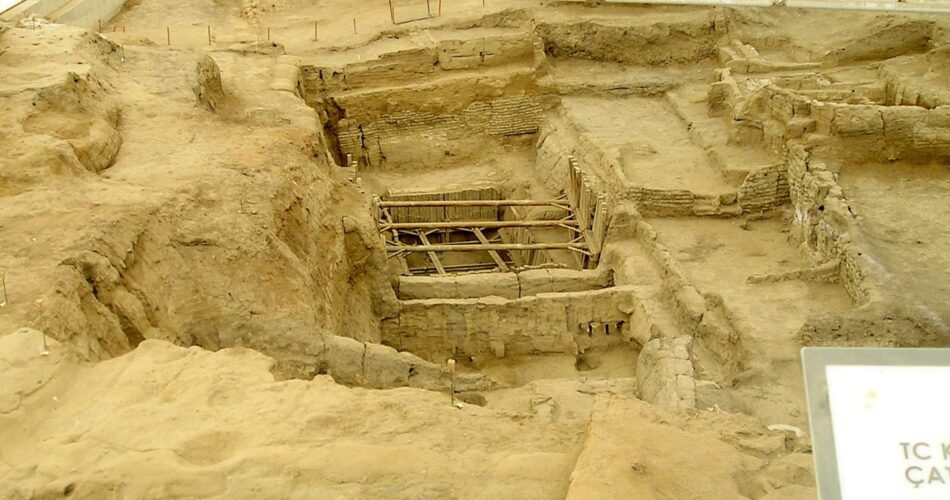 Çatalhöyük Doğu Höyüğü'nde koruma çatısı altındaki Neolitik kazı alanı