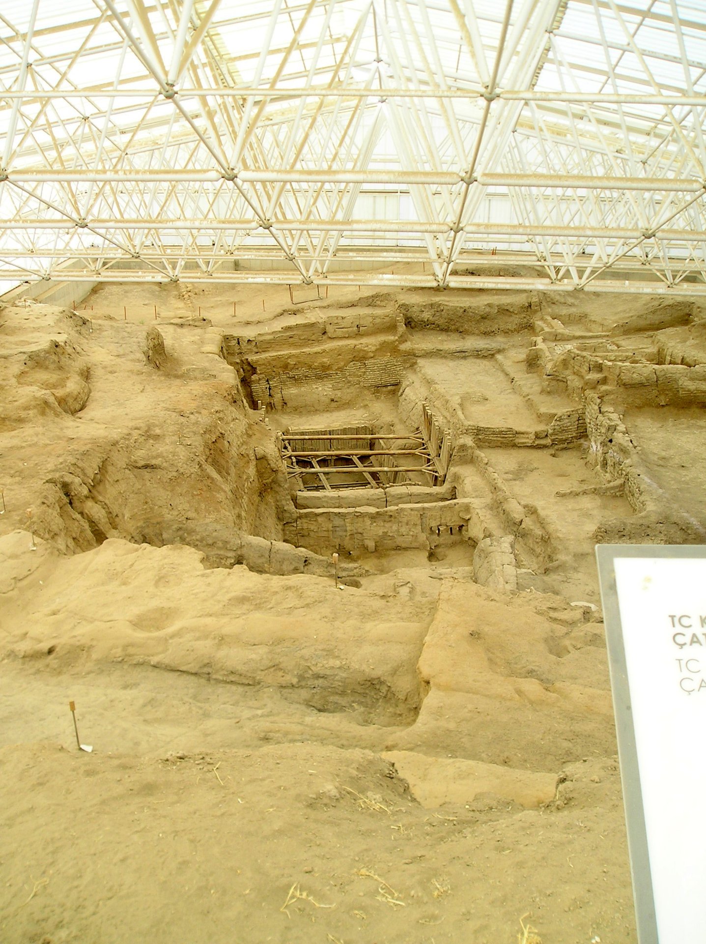 Çatalhöyük Doğu Höyüğü'nde koruma çatısı altındaki Neolitik kazı alanı