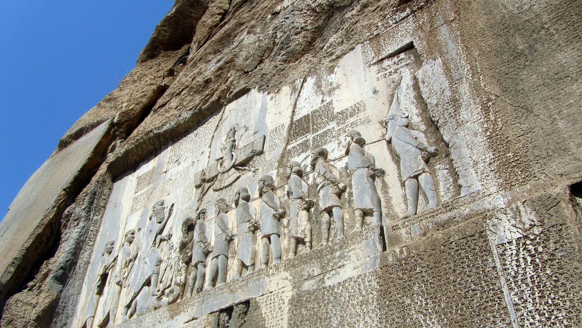 Behistun kayalığında Darius kabartması ve çevresindeki üç dilli çivi yazısı metni