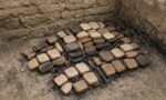 Ebla Tabletleri’nin bulunduğu türden bir saray arşiv odasında, çökmüş rafların önünde toprağa saçılmış kil tabletler, temsili görsel