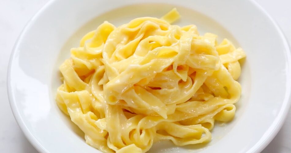 Tereyağı ve Parmigiano ile hazırlanmış orijinal fettuccine Alfredo, beyaz derin tabakta