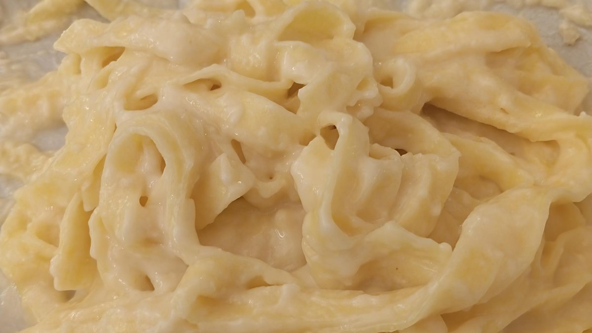 Fettuccine alfredo tarifi: Roma'daki Il Vero Alfredo restoranında tereyağı ve peynirle çevrilmiş fettuccine