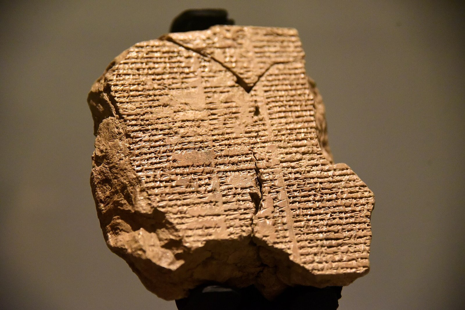 Süleymaniye Müzesi’nde sergilenen, Sedir Ormanı bölümünü içeren Beşinci Tablet parçası