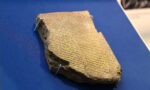 Gılgamış Destanı’nın tufan anlatısını içeren XI. kil tablet, British Museum’daki vitrininde