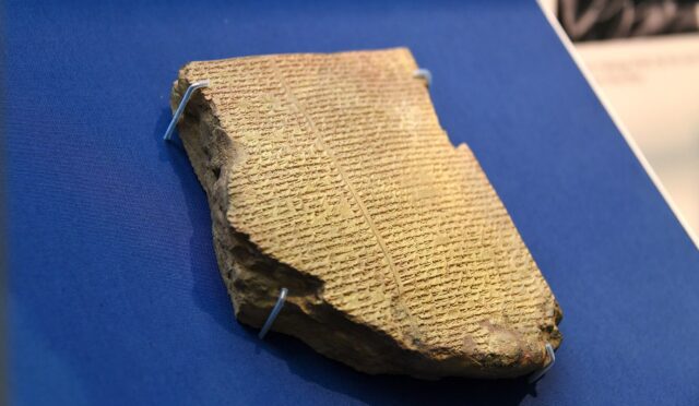 Gılgamış Destanı’nın tufan anlatısını içeren XI. kil tablet, British Museum’daki vitrininde