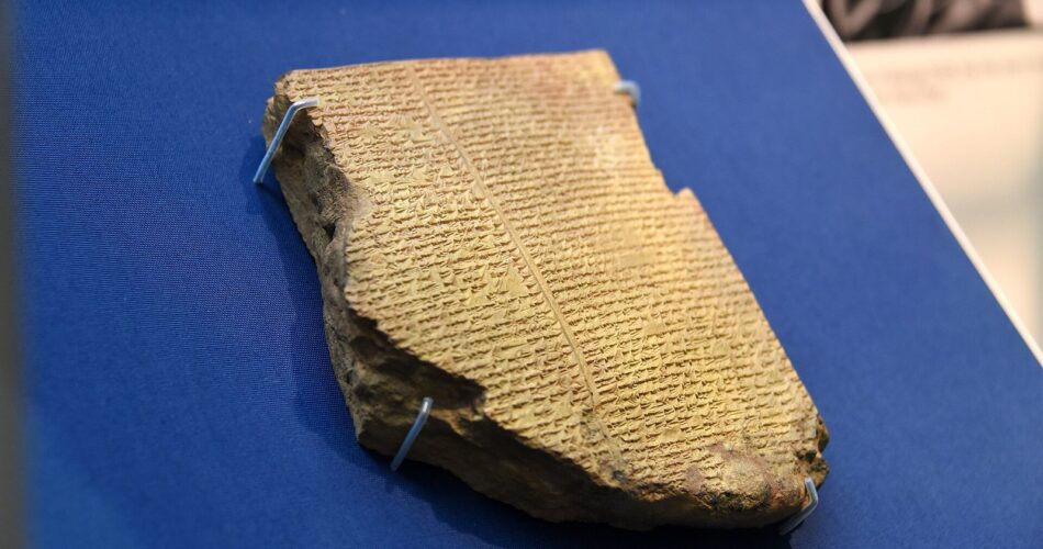 Gılgamış Destanı’nın tufan anlatısını içeren XI. kil tablet, British Museum’daki vitrininde