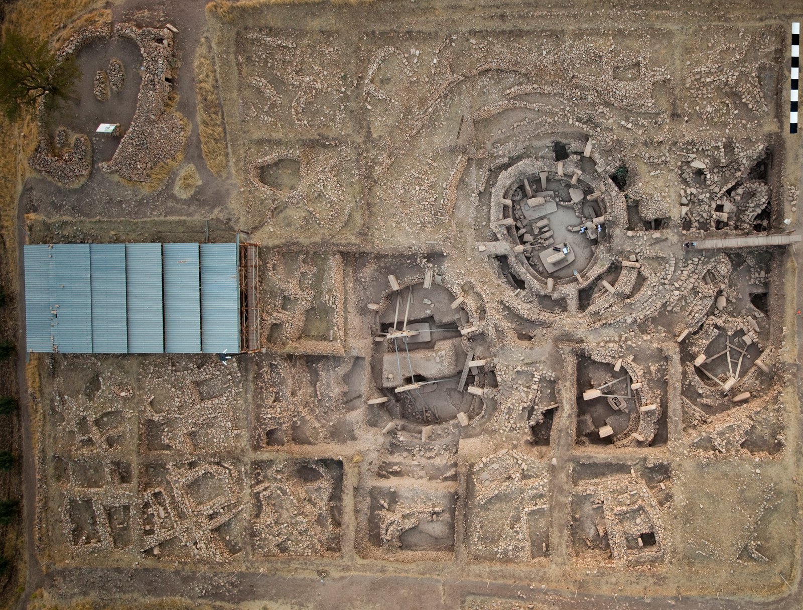 Göbeklitepe ana kazı alanının havadan görünümü; dairesel yapılar ve aralarındaki dikdörtgen yapı kalıntıları