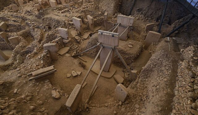 Göbeklitepe’de D yapısının ortasındaki iki büyük T biçimli dikilitaş ve çevresindeki taş duvarlar