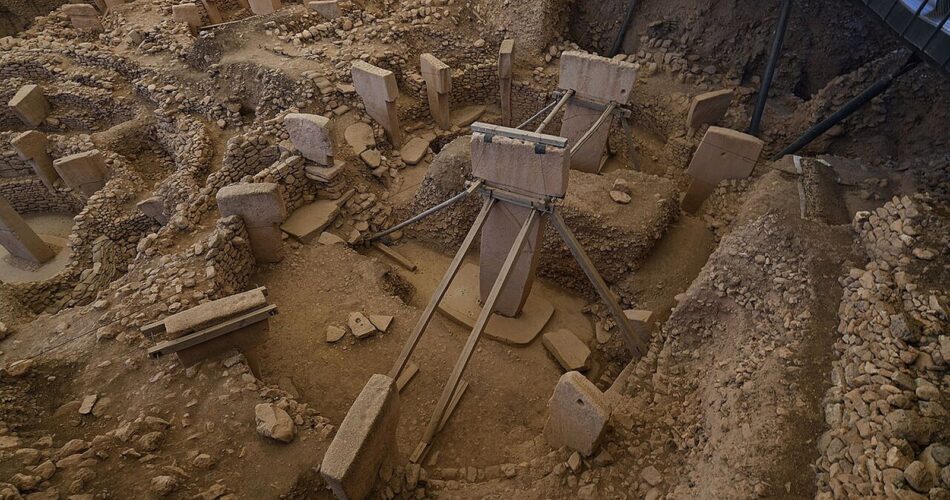 Göbeklitepe’de D yapısının ortasındaki iki büyük T biçimli dikilitaş ve çevresindeki taş duvarlar