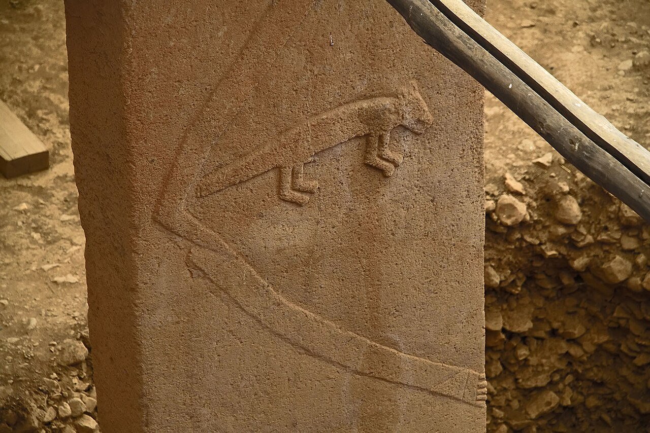 Göbeklitepe D yapısında kabartma kol ve el ile tilki figürü taşıyan T biçimli dikilitaş