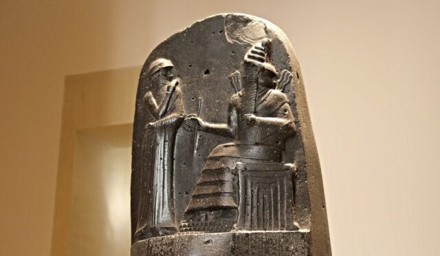 Louvre Müzesi’ndeki Hammurabi Kanunları stelinin Şamaş ve Hammurabi kabartmalı üst bölümü