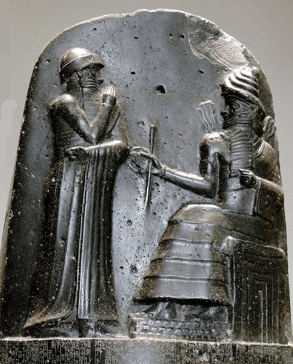 Hammurabi Kanunları: 3.800 Yıllık Taş Gerçekten Bir Kanun muydu? 2 Hammurabi Kanunları stelinin tepesinde Hammurabi’nin tahtta oturan güneş tanrısı Şamaş’ın karşısında durduğu kabartma
