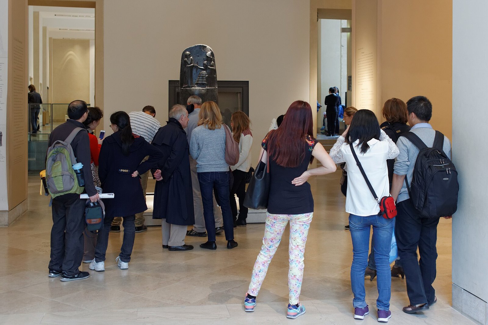 Hammurabi Kanunları: 3.800 Yıllık Taş Gerçekten Bir Kanun muydu? 1 Louvre Müzesi’ndeki salonda Hammurabi stelinin önünde toplanan ziyaretçiler