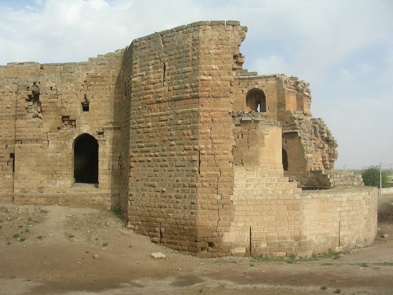 Harran Kalesi’nin kesme taştan örülmüş kulesi ve yıkık duvarları