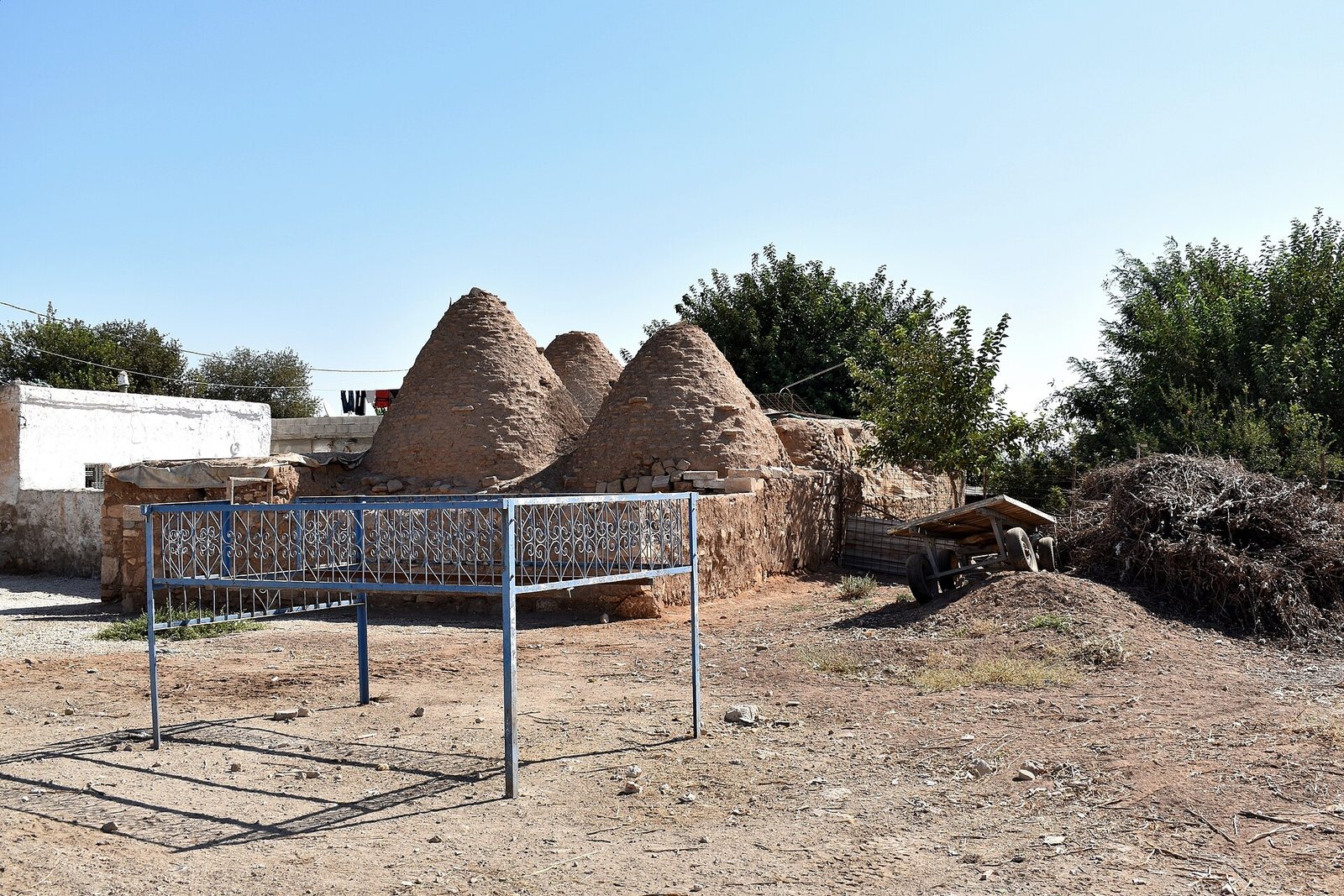 Harran’da yan yana sıralanmış konik kubbeli kerpiç kümbet evleri ve önlerindeki avlu