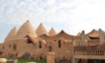 Harran’da konik kubbeli kümbet evleri ve önündeki taş değirmen ve sütun parçalarıyla avlu