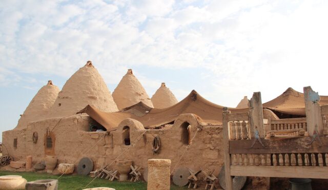 Harran’da konik kubbeli kümbet evleri ve önündeki taş değirmen ve sütun parçalarıyla avlu