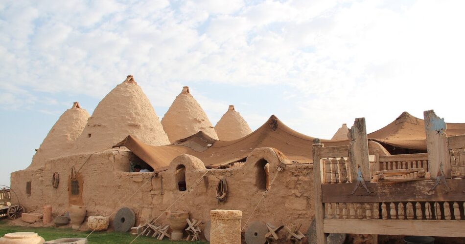 Harran’da konik kubbeli kümbet evleri ve önündeki taş değirmen ve sütun parçalarıyla avlu