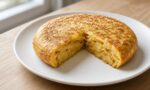 İspanyol Tortillası (Tortilla de Patatas) servis kasesinde, iştah açıcı yakın çekim