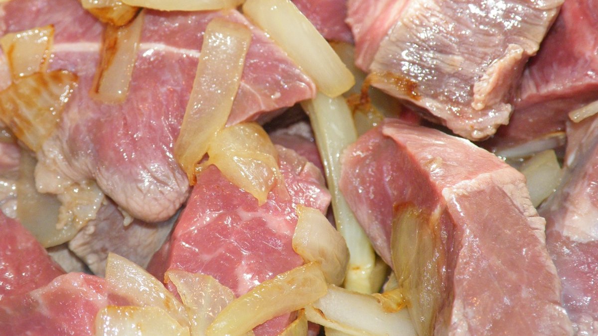 Macar gulaşı için tencerede soğanla birlikte mühürlenen kuşbaşı dana eti