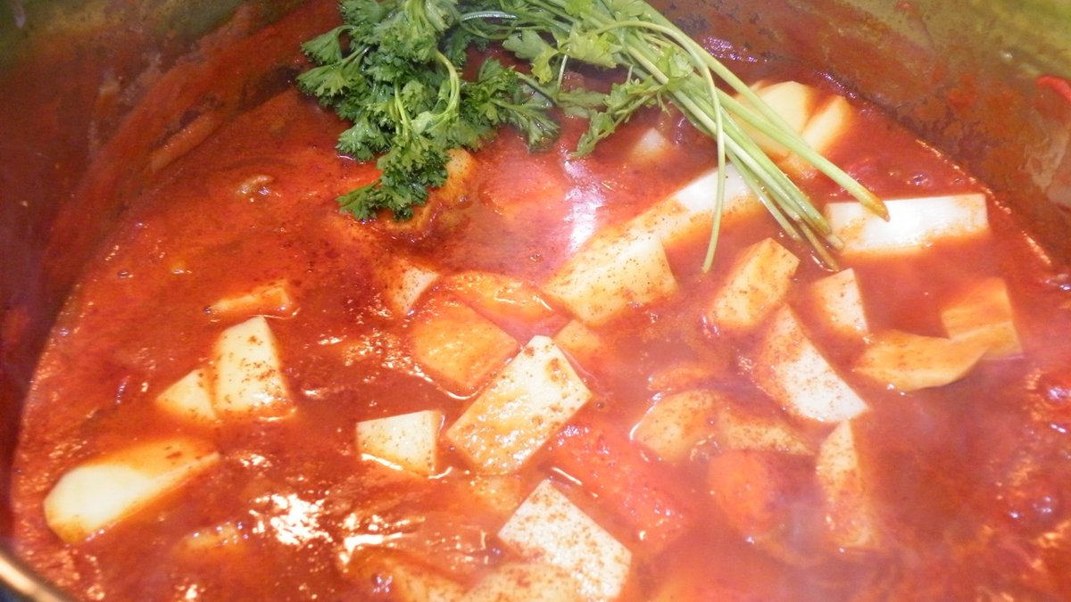 Macar gulaşı tarifi: paprikalı suyun içinde pişen patates ve havuç parçaları