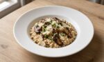 Mantarlı Risotto (Risotto ai Funghi) servis kasesinde, iştah açıcı yakın çekim
