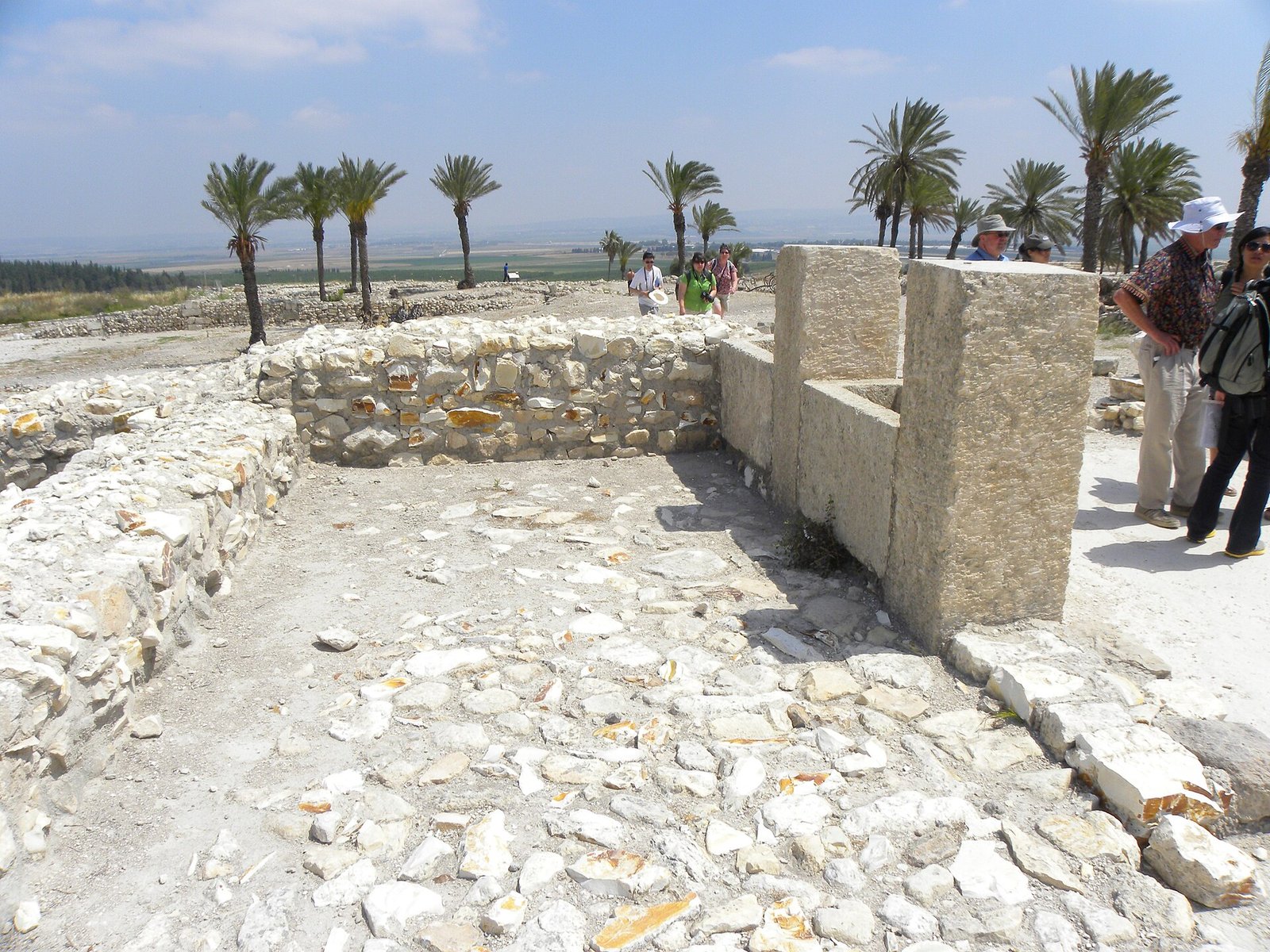 Megiddo’daki taş yemlikli ve sütunlu Demir Çağı ahır yapılarının kalıntıları