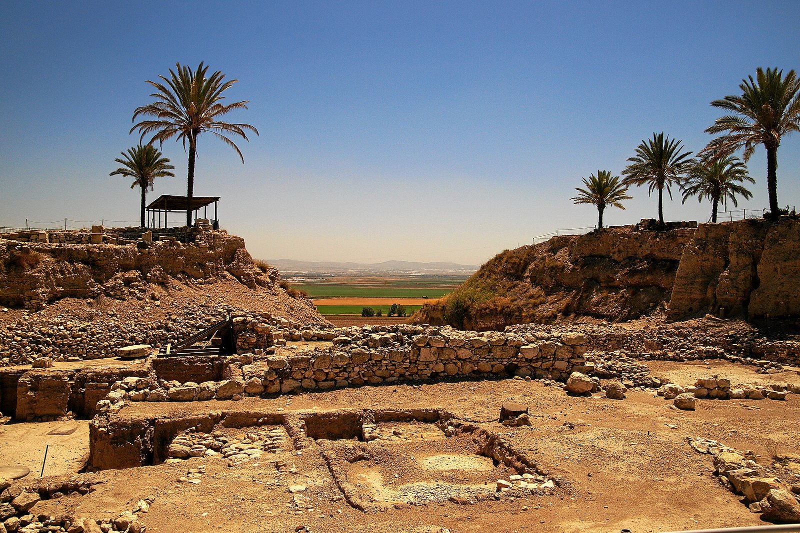 Megiddo’daki Tunç Çağı kutsal alanının kalıntıları ve arkada Yizreel Ovası