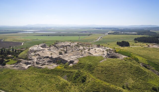 Tel Megiddo höyüğünün ve arkasında uzanan Yizreel Ovası’nın havadan görünümü
