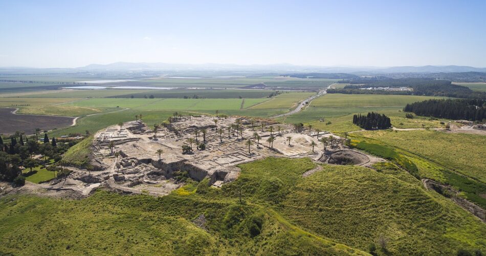 Tel Megiddo höyüğünün ve arkasında uzanan Yizreel Ovası’nın havadan görünümü