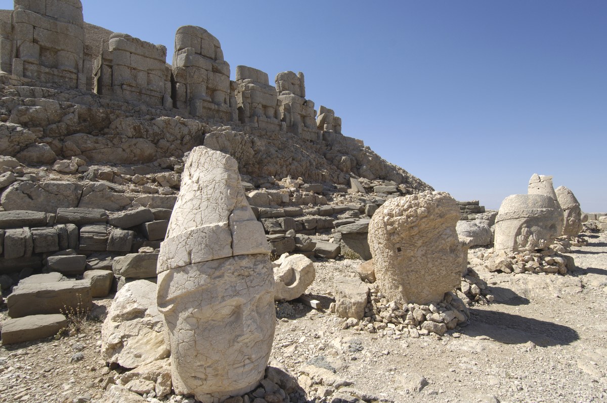 Nemrut Dağı doğu terasında I. Antiokhos'a atfedilen kolosal baş