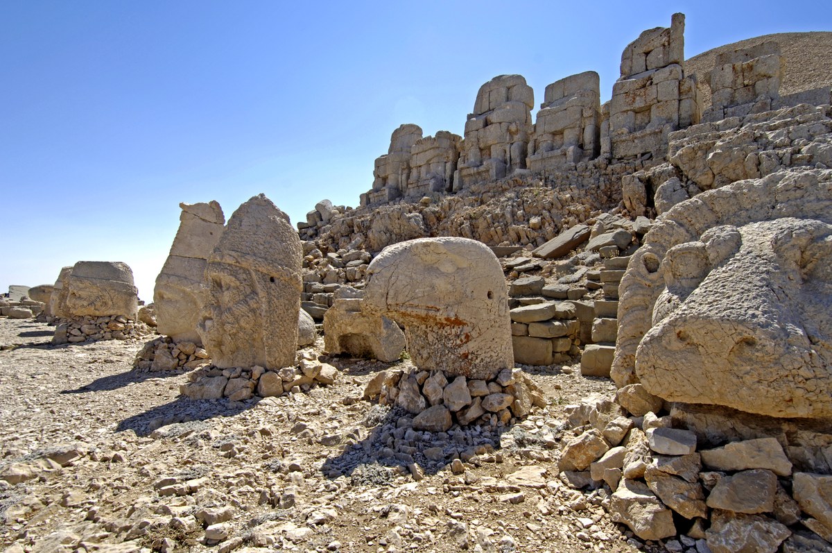 Nemrut Dağı doğu terasında sıra hâlinde düşmüş heykel başları