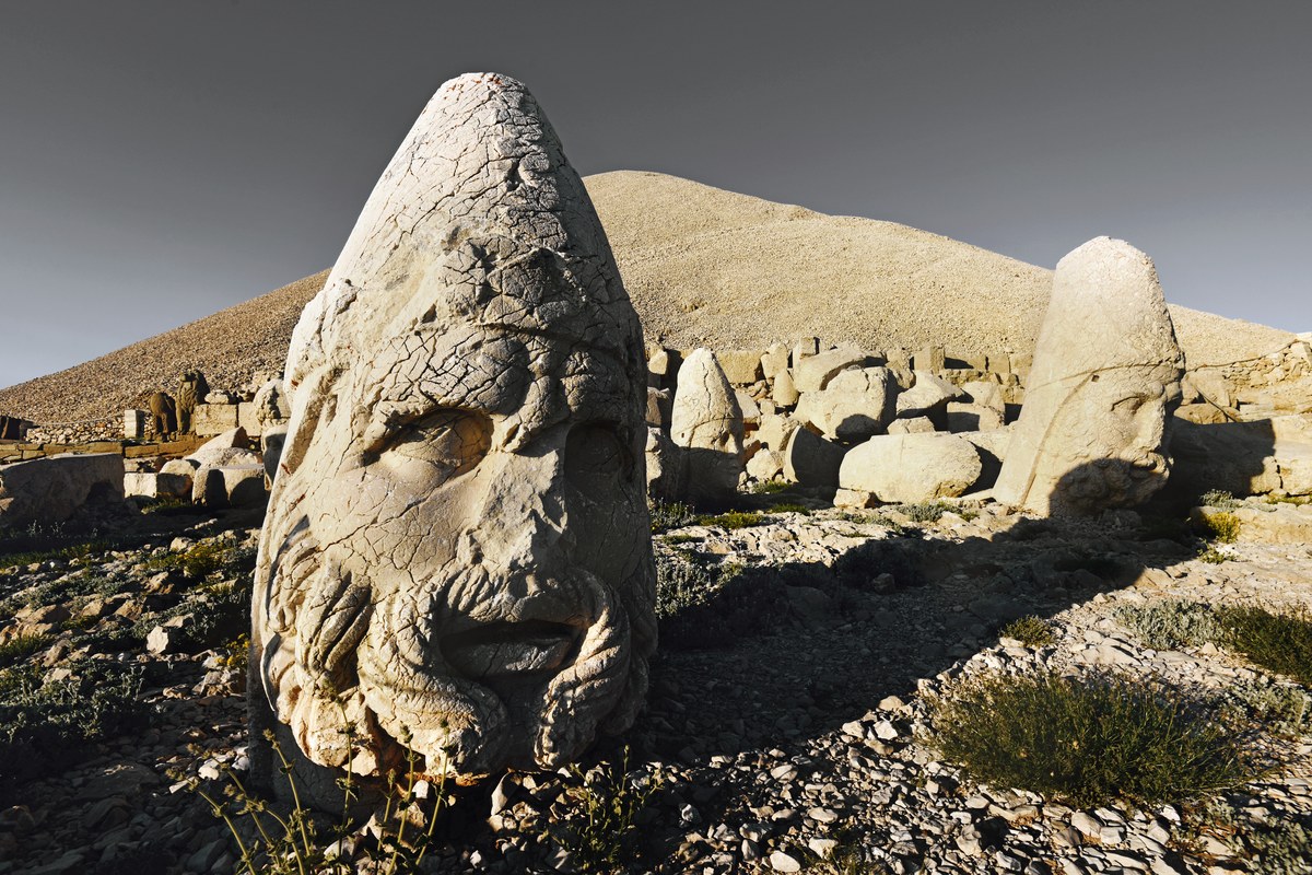 Nemrut Dağı terasında düşmüş kolosal heykel başları ve gövdeler